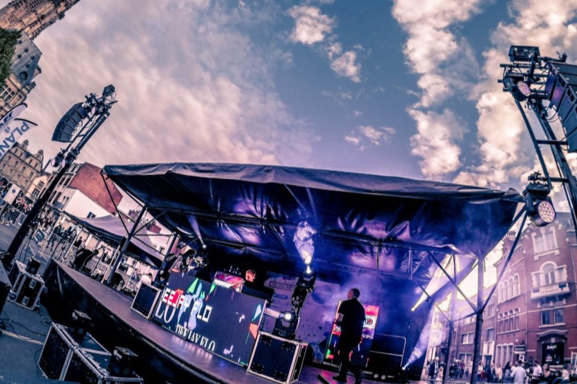 Sonorisation et éclairage d'un concert gratuit organisé par une radio de arras à l'occasion de la fête de la musique. 